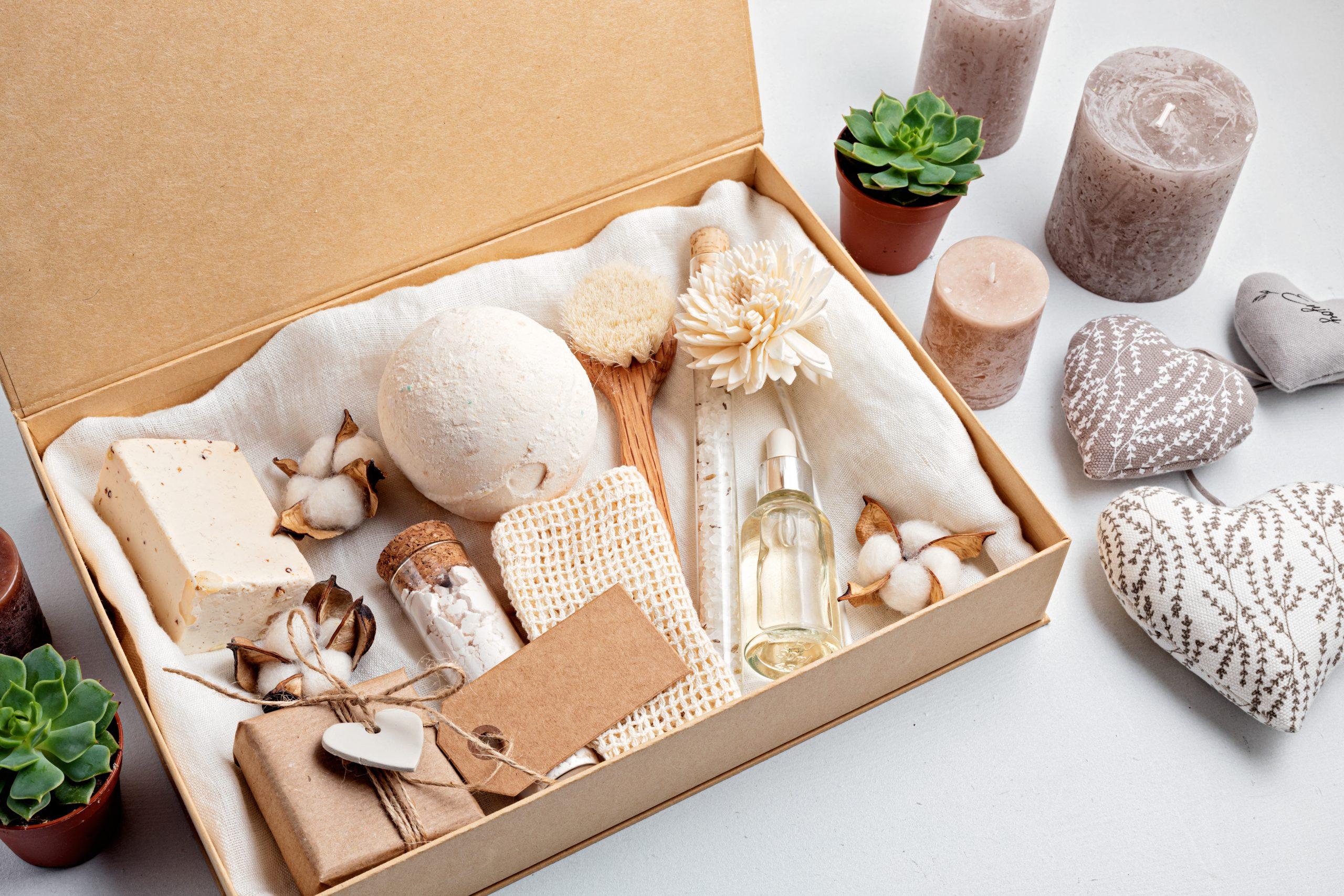 Geschenkebox mit Badekugel, Öl, Kerzen und Seife
