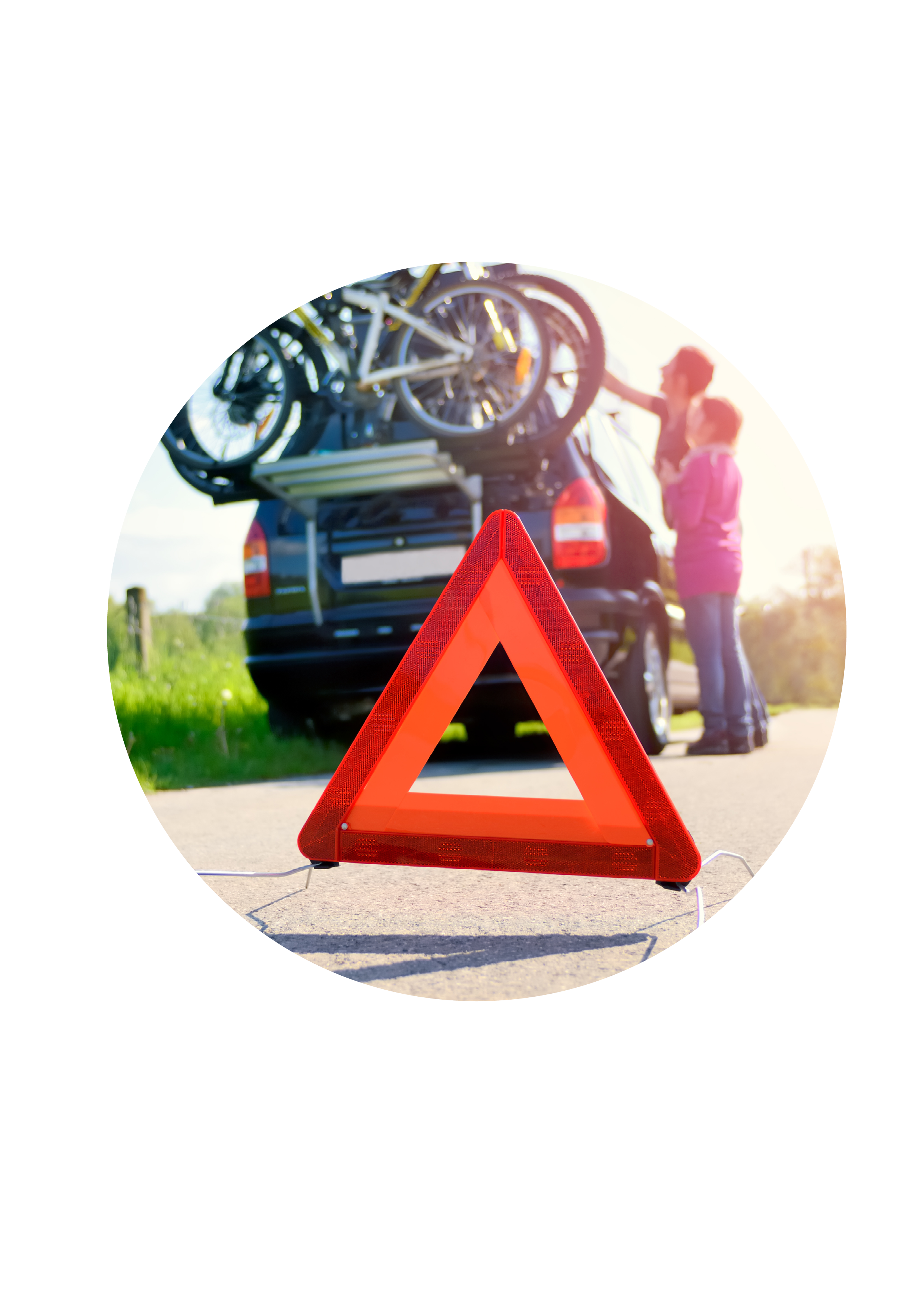 Warnschild auf der Straße mit einer Familie und einem Auto mit Fahrrädern im Hintergrund, in der Natur